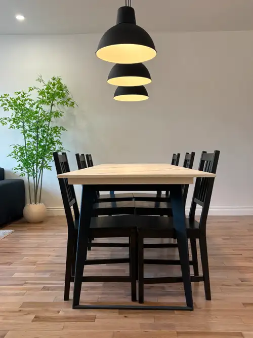 Stylish and sunlit 3-bedroom upper duplex located in a solid triplex in the heart of Côte-des-Neiges...