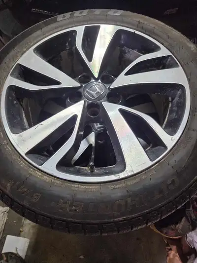Honda odyssey 2020 rims with TPMS in good condition 2 tires are good and 2 need to replace