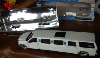 Maisto Die-Cast Ford Excursion Limo, 1:24, NIB