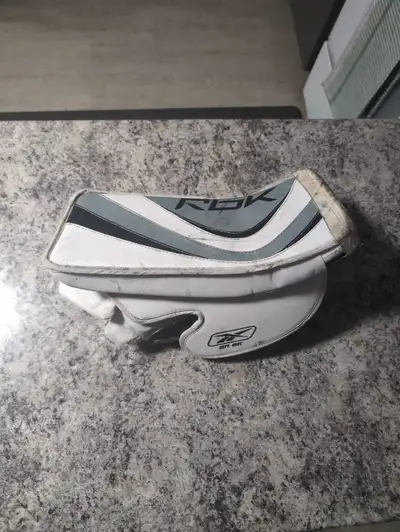 This is a used RBK blocker, perfect for any hockey enthusiast looking for reliable gear! It shows si...