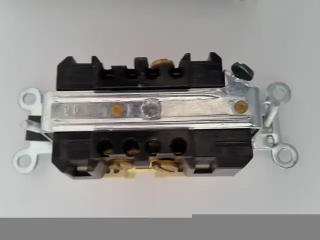 Prise  6-15R   250V 15 ampères  couleur ivoire - Leviton in Electrical in Laval / North Shore - Image 3