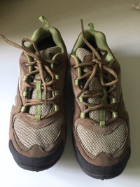 MERRELL Women's Hiking Shoes, Size 7 US, new