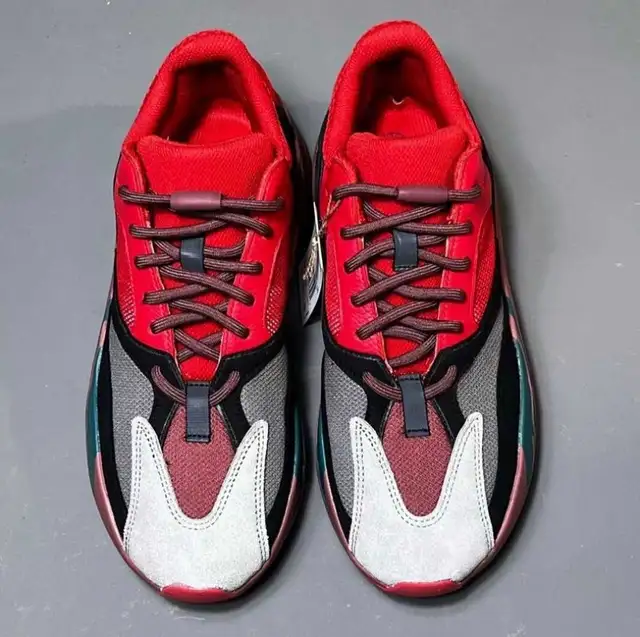 YEEZY 700 V1 "HI-RES RED" SIZE 11 in Men's Shoes in Mississauga / Peel Region - Image 4