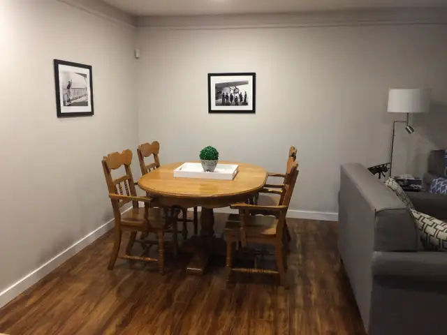 Solid Oak Kitchen Table with 4 Captain Chairs408909739616512000