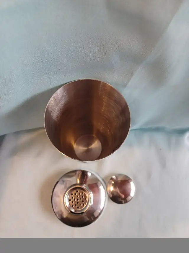 18/8 Stainless steel cocktail shaker  in Kitchen & Dining Wares in Calgary - Image 3