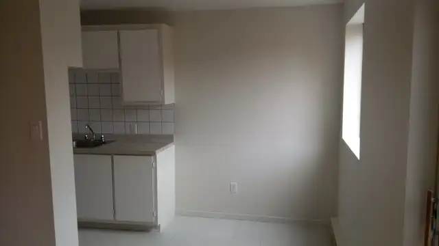 Logement beau 4 1/2 à louer Montréal , tranquille,stationnement in Long Term Rentals in City of Montréal - Image 5