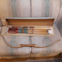 Arc à flèche rare avec 12 flèchettes dans boite original vintage