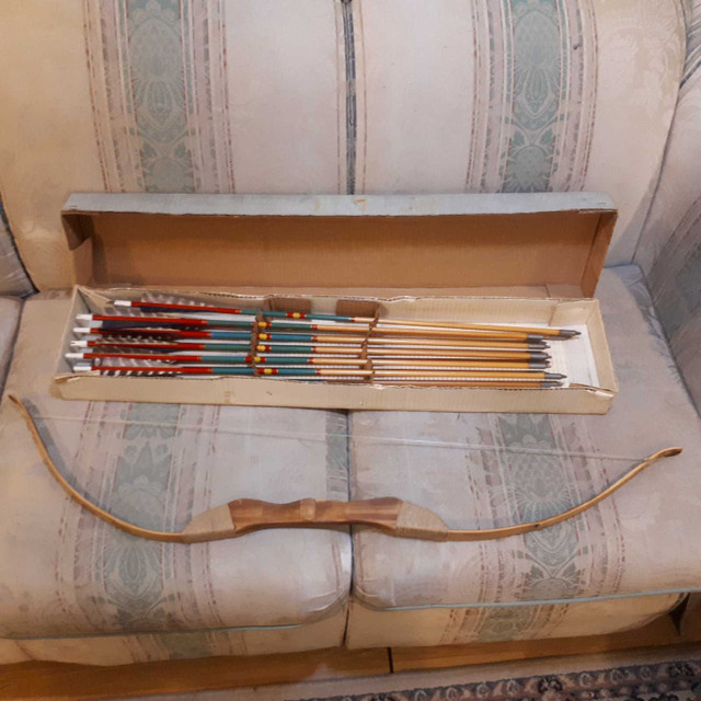 Arc à flèche rare avec 12 flèchettes dans boite original vintage dans Art et objets de collection  à Ville de Montréal