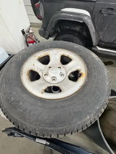 Pneus hiver firestone comme neuf sur rim dodge ram 1500 5 trou seulement 2500km raison changer de ca...