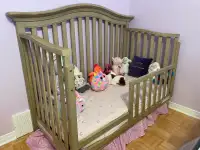 Convertible baby crib 3 in 1 / Lit de bébé convertible 3 en 1