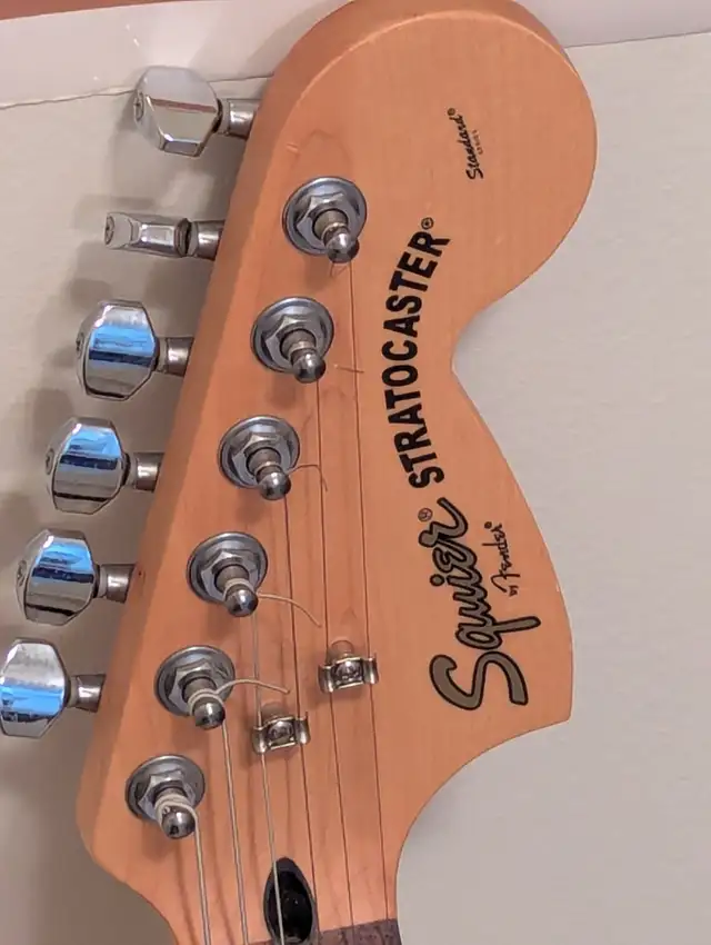 Electric Guitar Vintage 2005 Squier Stratocaster Standard Series in Guitars in Red Deer - Image 7