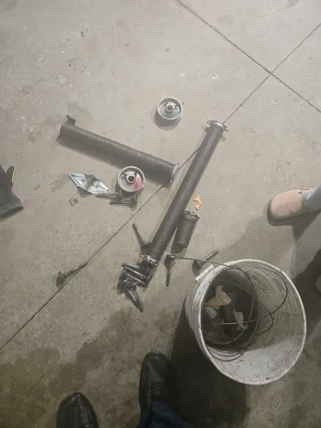 Garage door & opener repair in Garage Door in Hamilton - Image 3