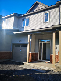 3 beds available in a 4bedrooms townhouse (barrhaven)