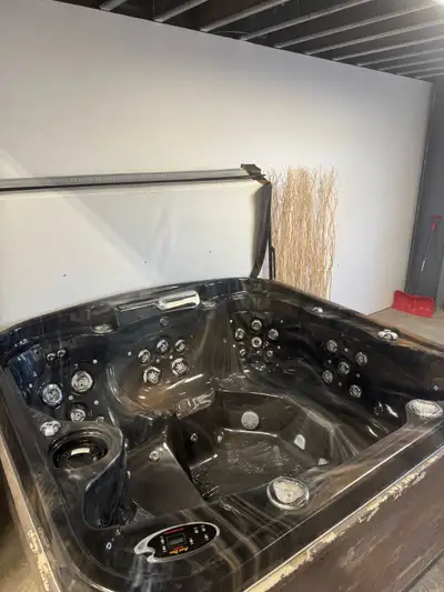 Coast spa refurbished 92 inch’s by 84 inch’s Has large water fall Cover is in great shape roughly ye...