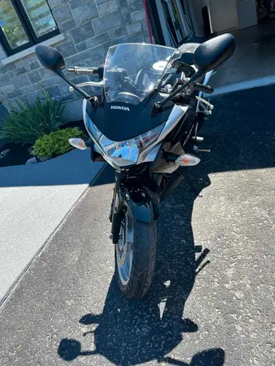 Honda CBR 250R 2012 ABS 21 378 km Moto bien entretenue, propre, fiable, économique et tres maniable....