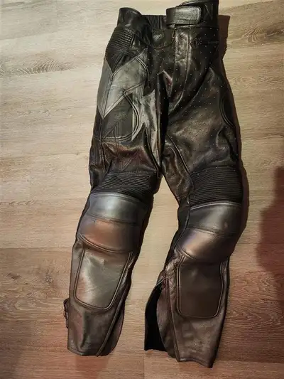Size 34 padded Teknic pants. One zipper broken at ankle. $20 Size 8 Frank Thomas armoured boots. Wor...