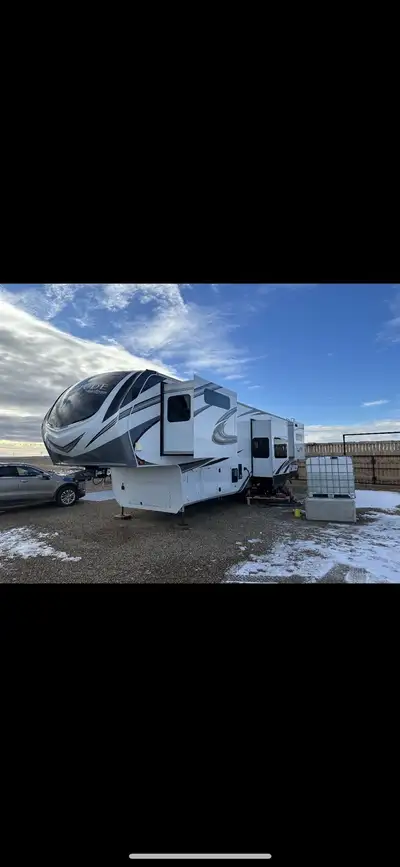 Impressive couples rear kitchen model 5 th wheel with island, 45 ft long, 5 slides, well cared for,...