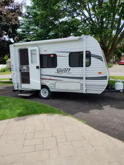 *COMPACT, COMFORTABLE, EASY TO TOW COUPLES TRAVEL TRAILER!!* THE LENGTH IS ONLY 16.5 FEET AND DRY WE...