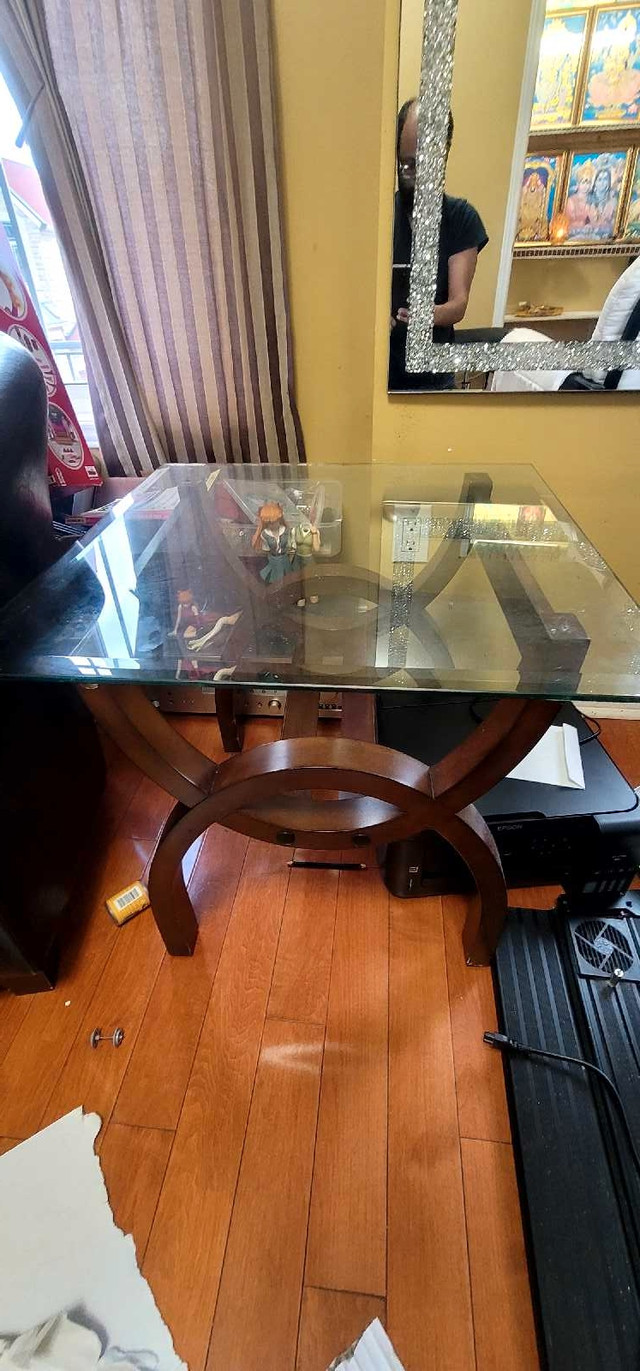 Glass top Side table  in Coffee Tables in Oshawa / Durham Region - Image 2