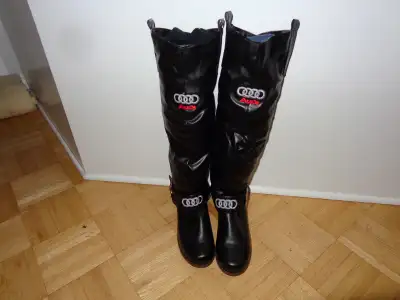 Bottes noir en simili cuir grandeur 6, View more