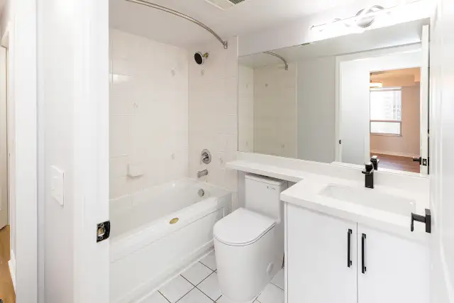 Mississauga Condo Available Immediately For Sale in Condos for Sale in Mississauga / Peel Region - Image 16