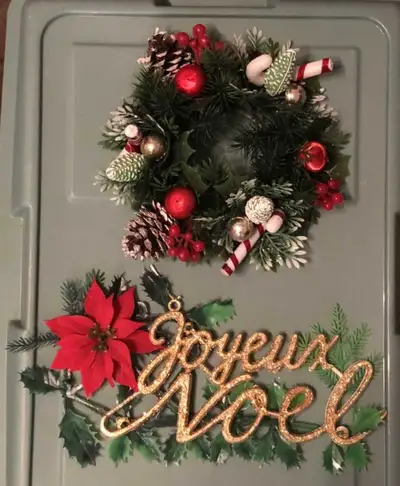 Christmas decorations / Decorations de Noël, View more
