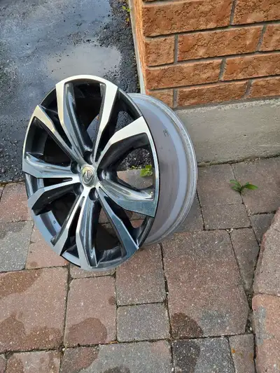One Rim for Lexus RX450h almost brand new (only few months under car).