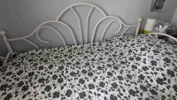 Twin Retro Metal DayBed & Mattress- like new condition 