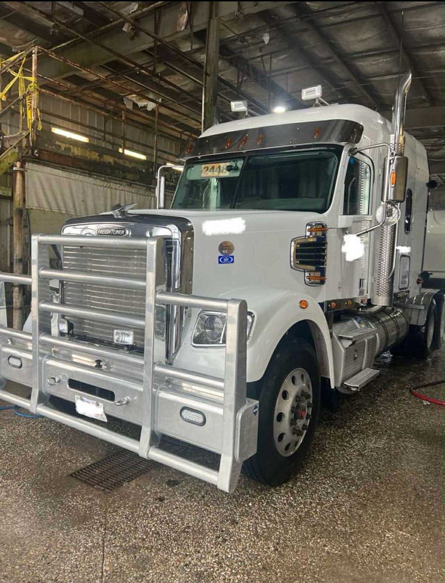 Freightliner Coronado SD122 Heavy Spec in Heavy Trucks in Fort McMurray - Image 2