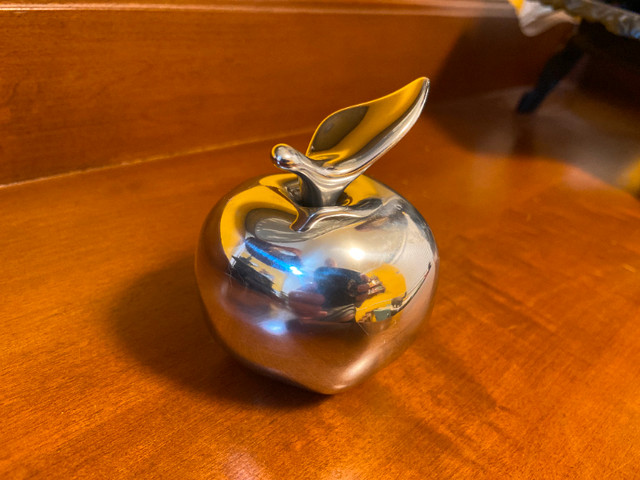 Vintage Hoselton Paperweight Aluminum Apple Sculpture Signed in Arts & Collectibles in Oshawa / Durham Region - Image 3