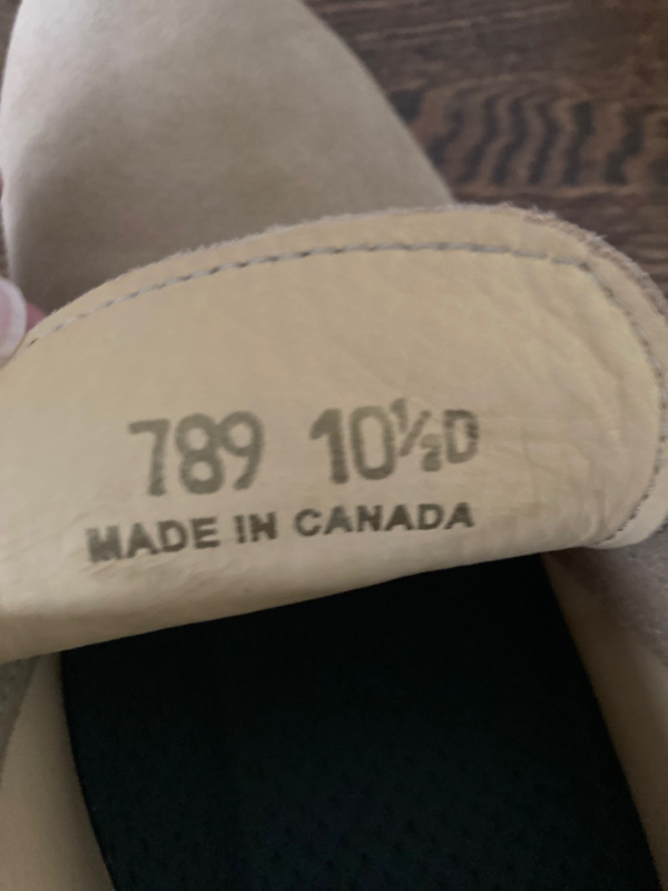 Roots Men's Tan Suede Chukka Boots - Size 10.5 in Men's Shoes in City of Toronto - Image 3