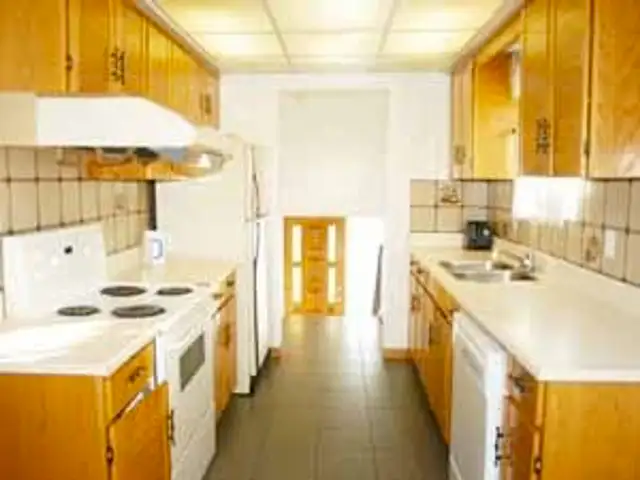 MAIN FLOOR Beautiful bright large 3bdrm - FREE iNet   Cable