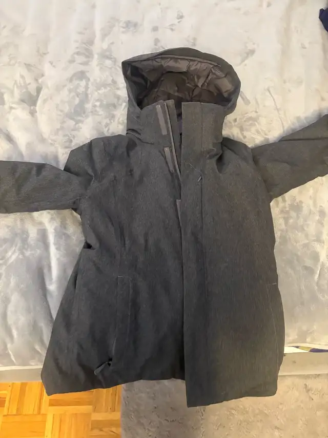 Jacket north face in Women's - Tops & Outerwear in Laval / North Shore - Image 3