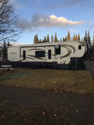 2014 Columbus palomino 370FL 5 slides Comes with full skirting New double door fridge Two smart fans...