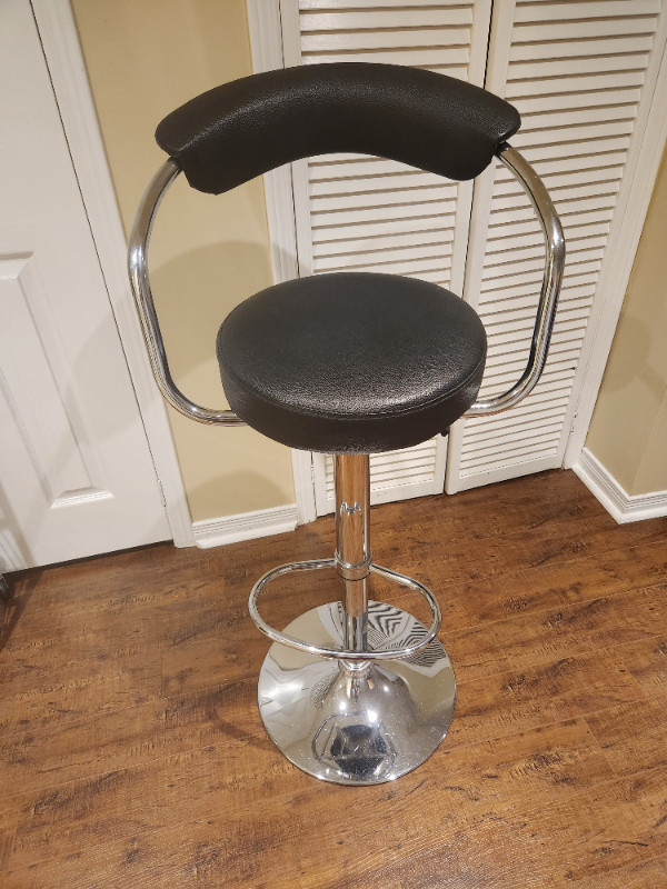 Set of Four Kitchen/Bar stools w/Pneumatic lifts in Kitchen & Dining Wares in Mississauga / Peel Region