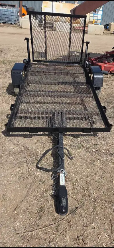 2016 4x8 2000lb axle in good shape comes with spare tire an hitch.