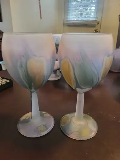 These Mikasa wine glasses feature a beautiful, hand-painted tulip design on a frosted glass, perfect...