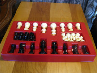 Pièces d'un jeu d'échecs. Le roi mesure 3 pouces.
