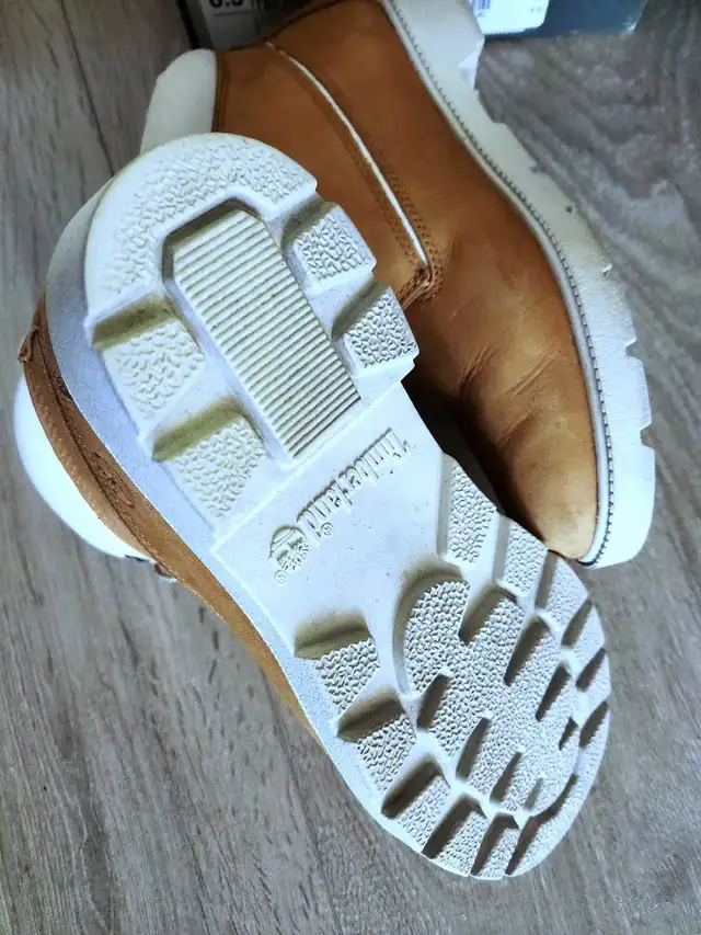 TIMBERLAND junior boots for women or youths in Kids & Youth in City of Toronto - Image 6