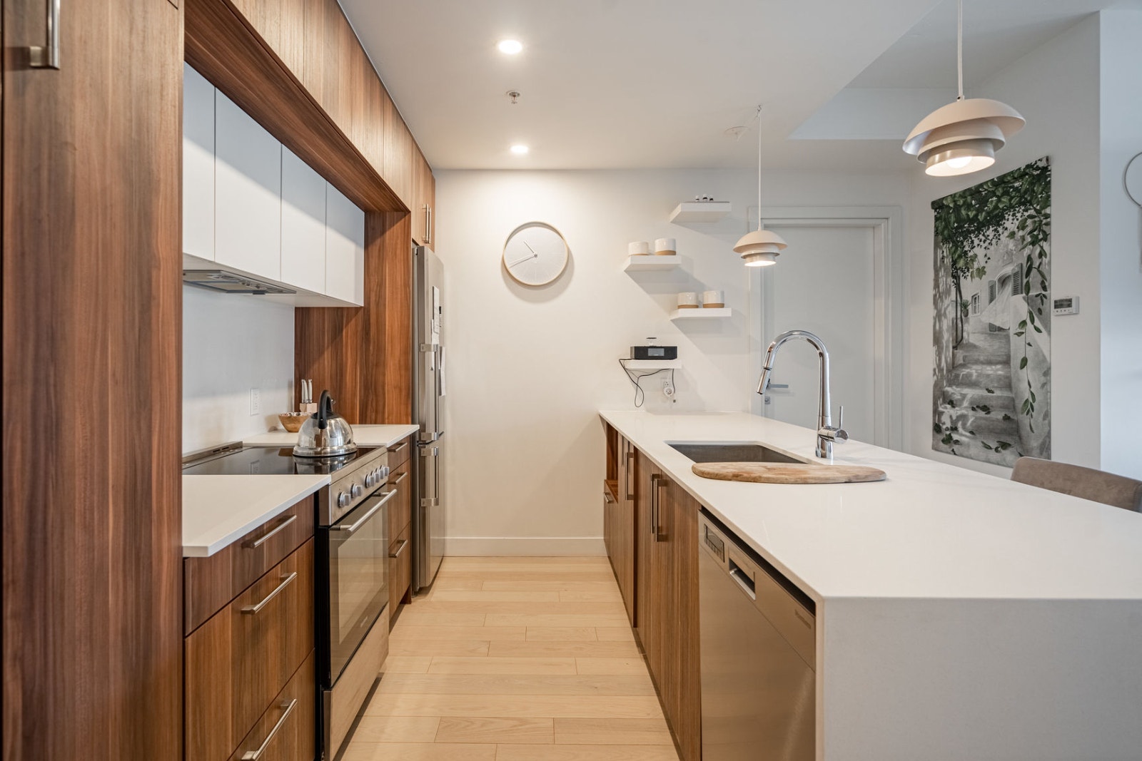 CONDO SUD OUEST-DISPO DE SUITE-PARKING-LIONEL GROULX CHARLEVOIX — photo 1