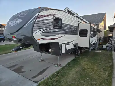 SpecificationsLength: 27 ft 4 in Dry Weight: 6,830 lb Hitch Weight: 1,026 lb GVWR: 9,163 lbs half to...