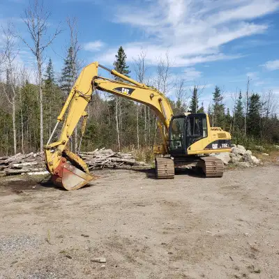 8400 Hrs, great machine, no leaks anywhere, serviced at toromont, thumb, auxiliary hydraulics. 4 one...