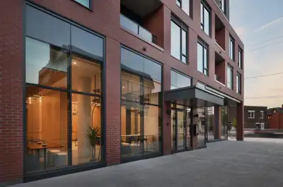 Enjoy living in a modern, secure building in the heart of Beechwood.5 mins to Rideau ,7mins to Uotta...