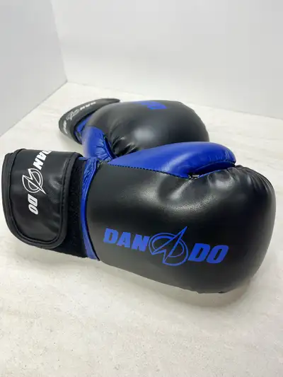 These DanDo 6oz boxing gloves are great for training and sparring! They are in used condition, showi...