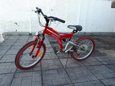 Infinity vélo rouge pour enfant - 20 pouces. En bonne état.