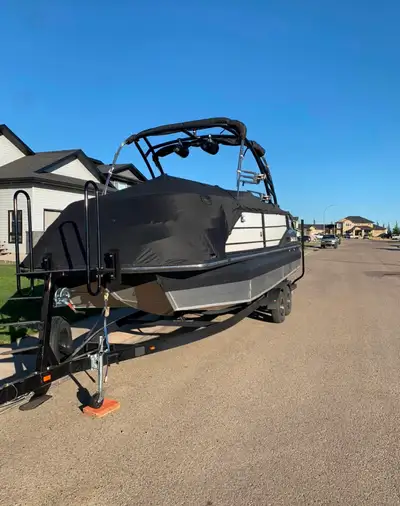 This 2021 Montara Surf Boss is a high-performance wake boat that combines the luxury of a pontoon wi...