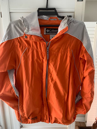 Women Columbia Sportwear Light Jacket w/ hood and side pockets