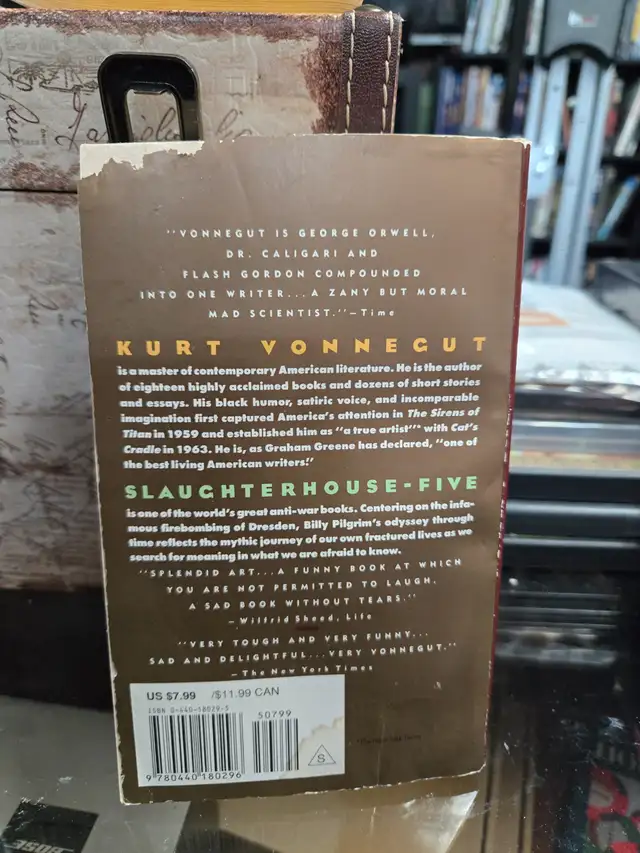 Slaughterhouse Five, Kurt Vonnegut, paperback only $5 in Fiction in Ottawa - Image 3
