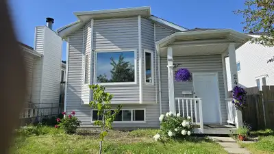 3 Bed Main Floor near School - Dedicated Parking Property Features Layout: 3-bedroom main floor suit...