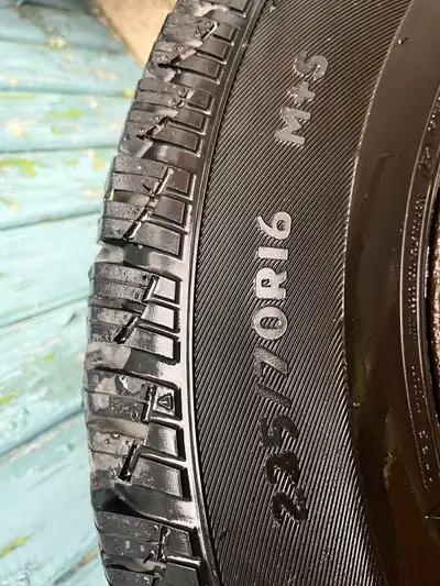 235/70/16 Arctic Claw XSI Winter tires on steel rims came off a Ford Escape. Wheel bolt pattern 5 X1...